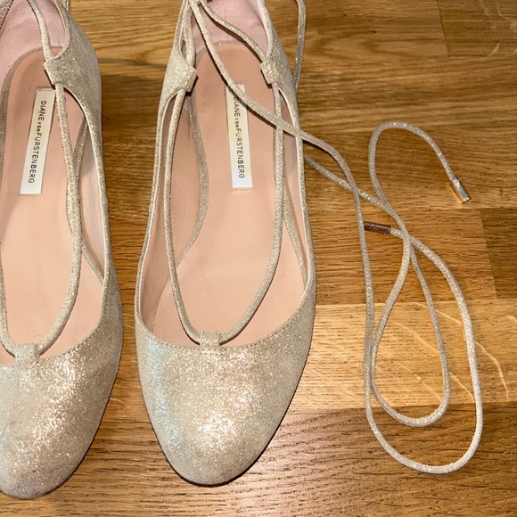 DVF Diane Von Furstenberg Gold Ballet Flats with Ankle Tie Up Size 6.5 - Picture 2 of 6